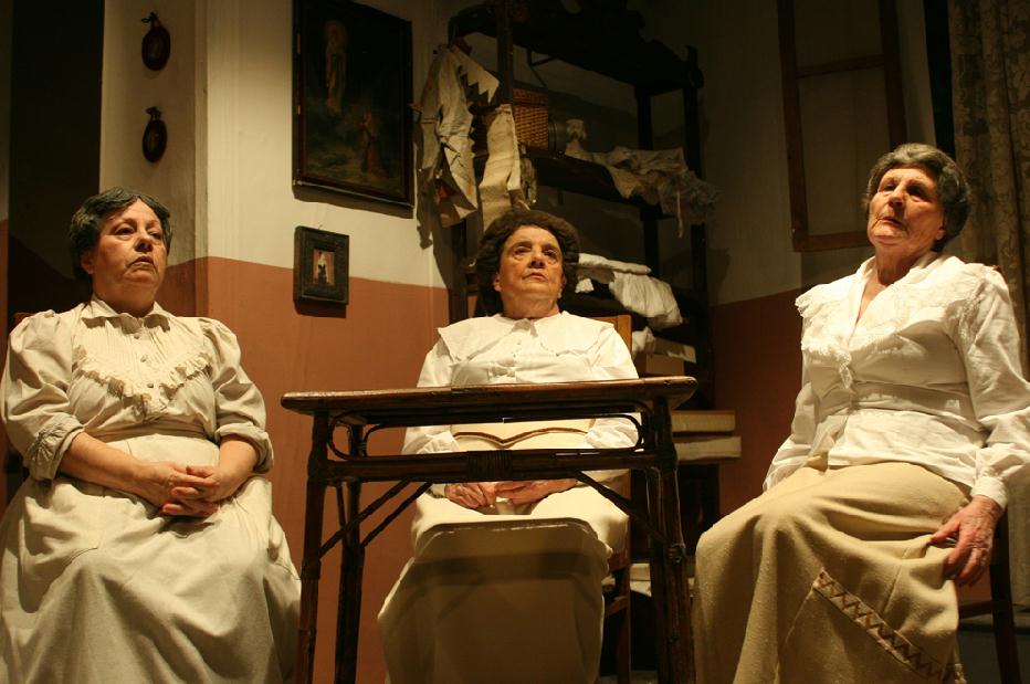 Mara Perini, Adriana Secci, Manuelita Baylon in Sorelle Mat